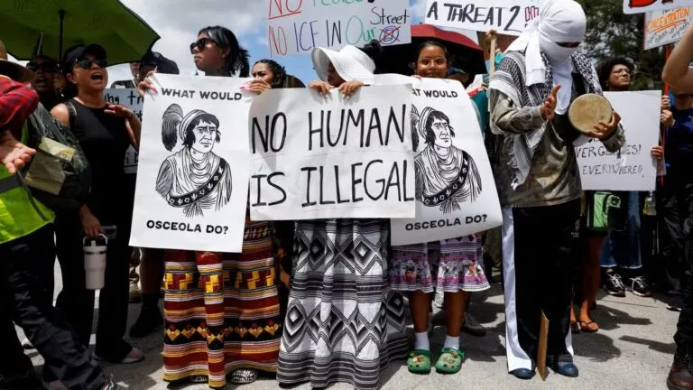 Detenciones migratorias en Florida con agentes locales, vehículos oficiales y familias afectadas por operativos de ICE