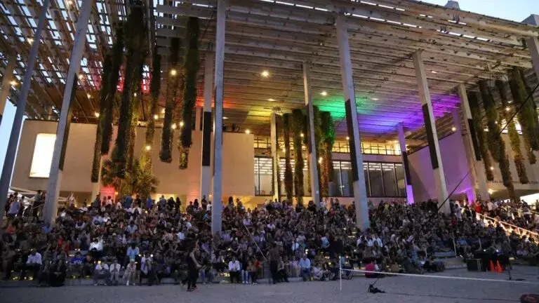 Participantes disfrutan actividades de PAMM Pride con música, arte y expresiones LGBTQ+ en Miami
