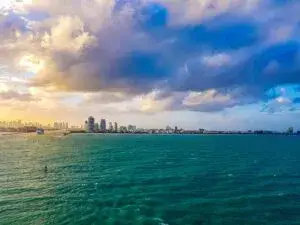 Clima en Miami con altas temperaturas y posibilidad de lluvias durante la jornada en el sur de Florida