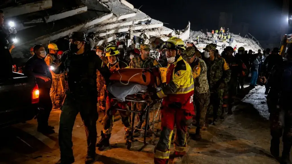 Rescate de niños atrapados bajo los escombros tras los terremotos en Venezuela.