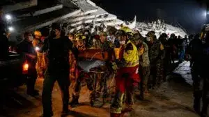 Rescate de niños atrapados bajo los escombros tras los terremotos en Venezuela.