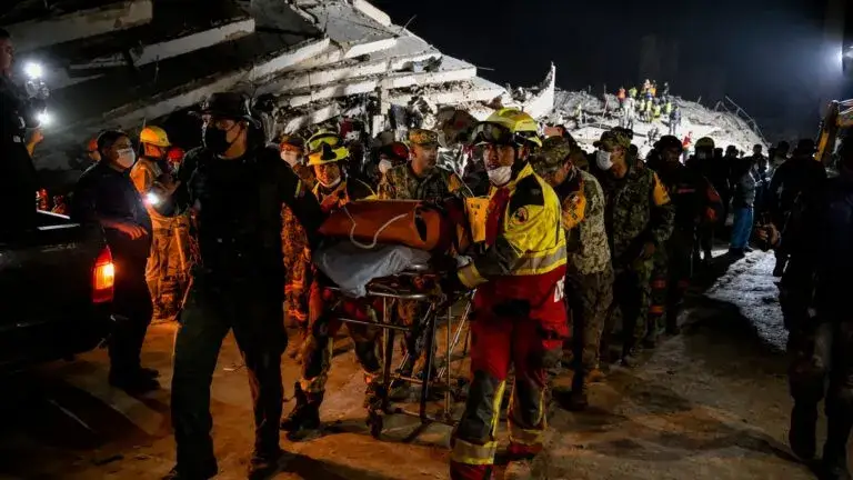 Rescate de niños atrapados bajo los escombros tras los terremotos en Venezuela.