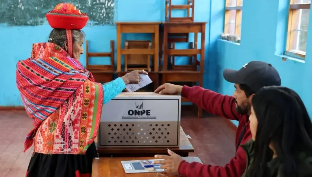 Roberto Sánchez durante el ajustado conteo electoral que mantiene en suspenso la elección presidencial en Perú
