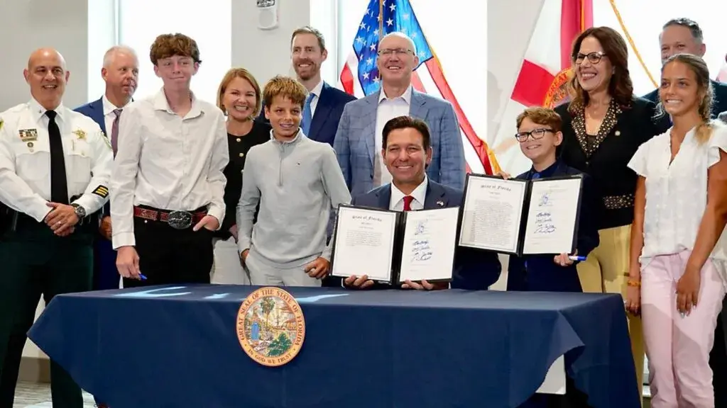 Ron DeSantis durante la firma del presupuesto estatal de Florida para el año fiscal 2026-2027.
