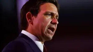 Ron DeSantis durante una conferencia sobre el debate republicano cancelado en Florida rumbo a 2026