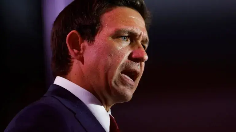 Ron DeSantis durante una conferencia sobre el debate republicano cancelado en Florida rumbo a 2026