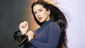 Rosalía durante una presentación del LUX Tour en Miami con escenografía inmersiva y espectáculo musical