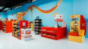 Oddmart en Wynwood con tienda falsa de abarrotes, ropa inspirada en marcas y mural de Golden305