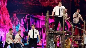 The Book of Mormon durante una presentación teatral en el Adrienne Arsht Center de Miami