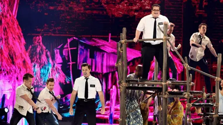 The Book of Mormon durante una presentación teatral en el Adrienne Arsht Center de Miami