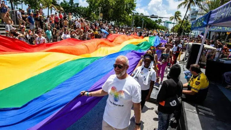 Asistentes celebran Wynwood Pride con espectáculos drag, música y actividades culturales en Miami