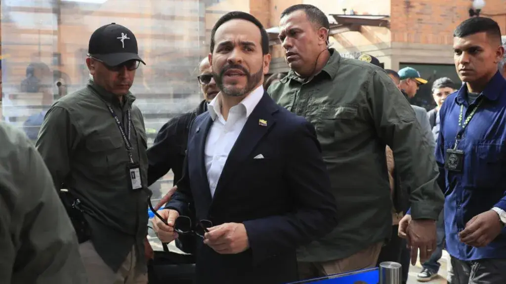 Abelardo de la Espriella enfrenta críticas por su silencio ante la muerte de un colombiano durante un operativo de ICE.