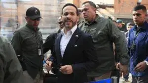 Abelardo de la Espriella enfrenta críticas por su silencio ante la muerte de un colombiano durante un operativo de ICE.