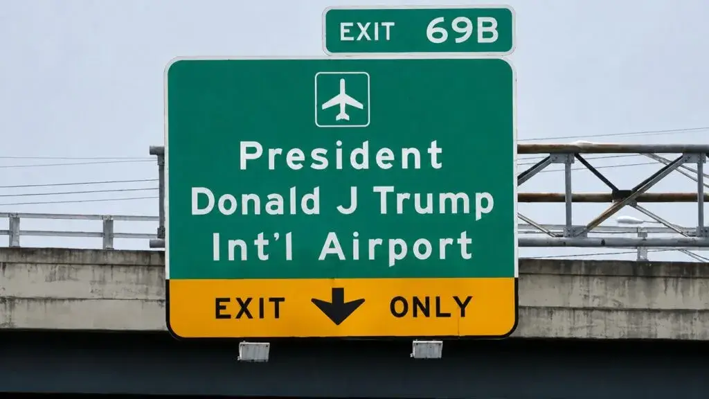 Señal del aeropuerto con el nuevo nombre del aeropuerto President Donald J. Trump International Airport.