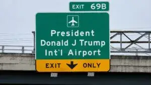 Señal del aeropuerto con el nuevo nombre del aeropuerto President Donald J. Trump International Airport.
