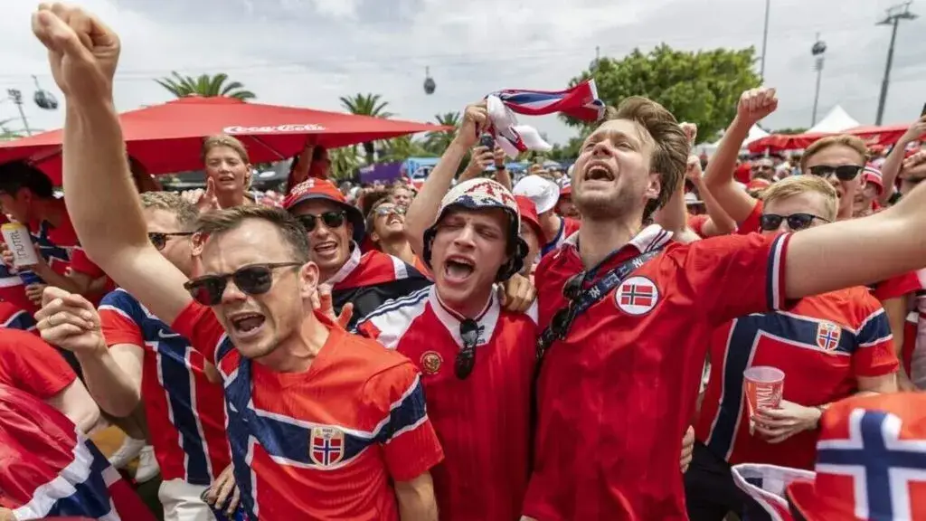 Aficionados noruegos apoyan a su selección antes del partido contra Inglaterra en los cuartos de final del Mundial 2026.