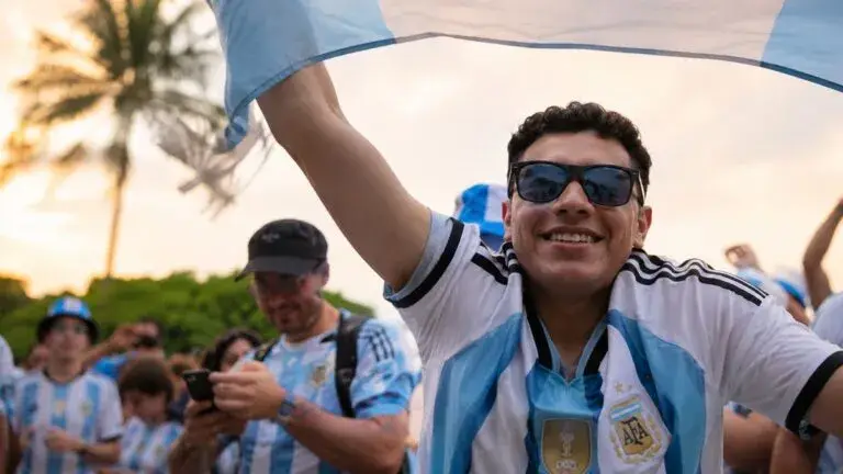 Afición argentina llena Miami durante el Mundial con seguidores de Lionel Messi en Florida.