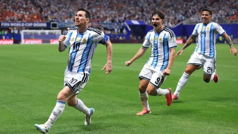 Argentina celebra su clasificación a las semifinales del Mundial 2026 tras vencer a Suiza con un gol decisivo de Julián Álvarez.