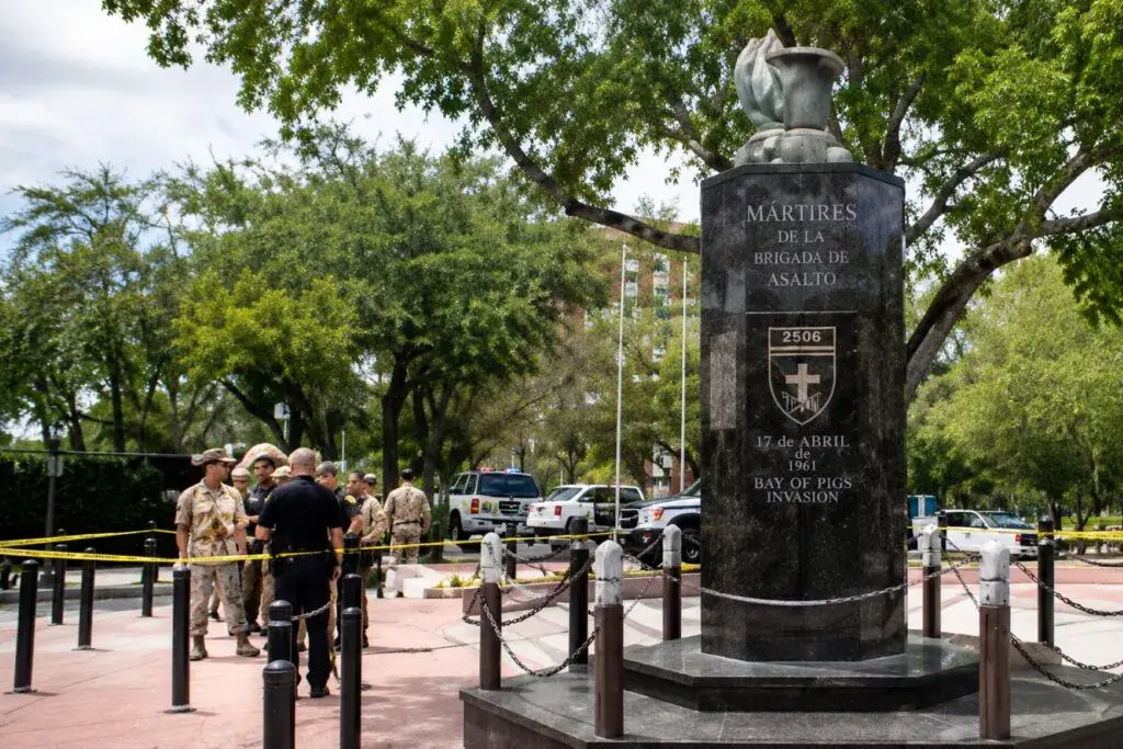 Monumento de Bahía de Cochinos en Miami tras un acto de vandalismo investigado por la Policía.
