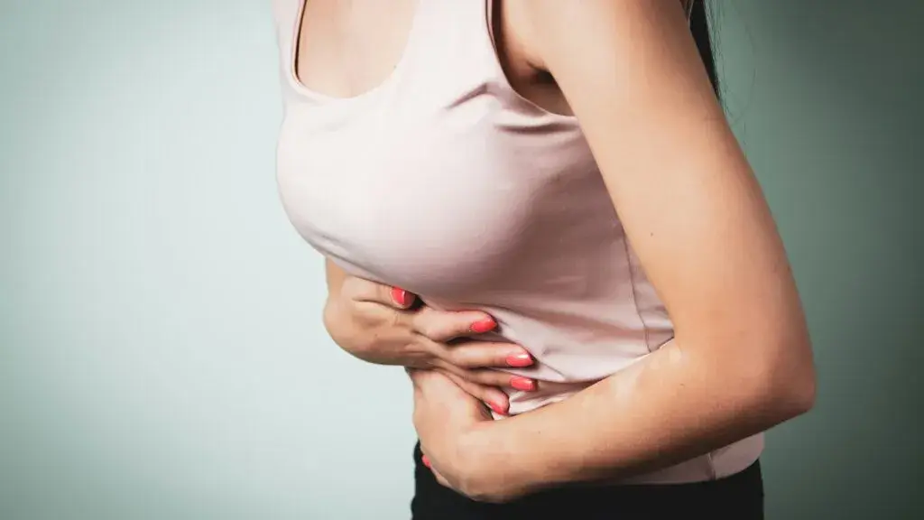 Brote de ciclosporiasis en Estados Unidos provoca cientos de casos confirmados mientras las autoridades buscan el origen del contagio.