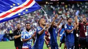 Futbolistas de Cabo Verde saludan a la afición tras su eliminación del Mundial 2026.