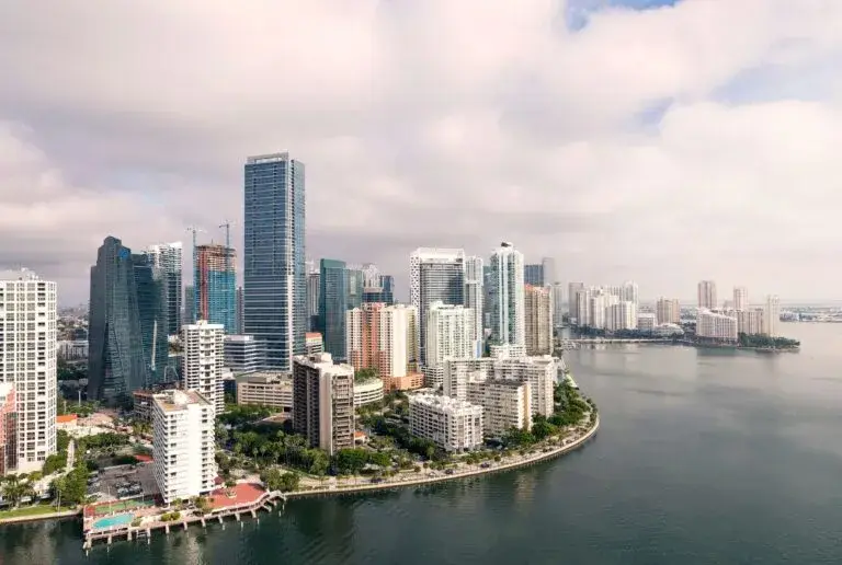 Clima en Miami con máxima de 33 grados, lluvias, viento y alta radiación ultravioleta en Florida.