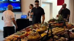 Cubano en Miami junto a leyendas del fútbol en una historia de esfuerzo y oportunidades en Florida.