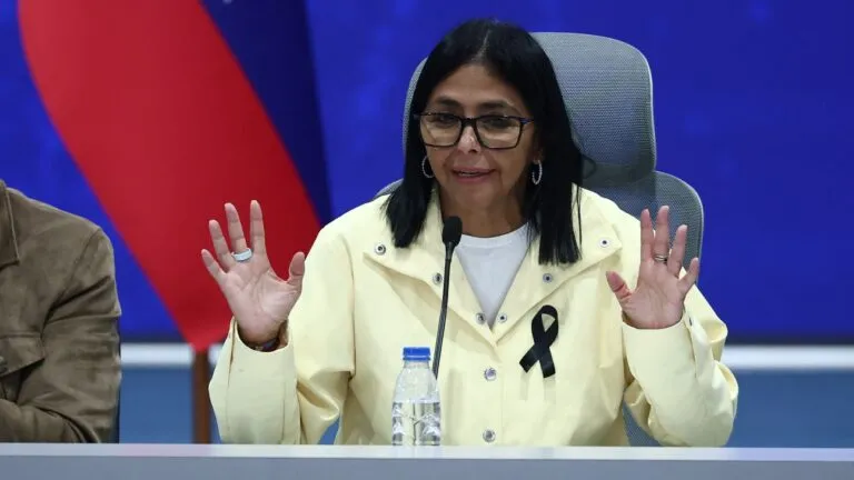 Delcy Rodríguez participa en una reunión sobre la respuesta a los terremotos en Venezuela.