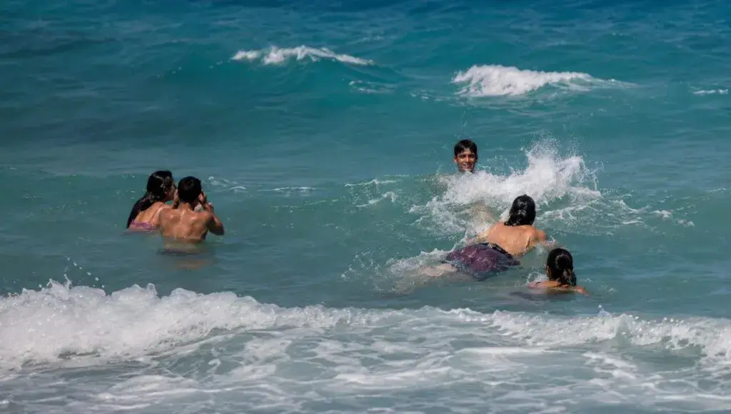 Playas de Miami con bandera de advertencia por altos niveles de bacterias y recomendaciones de salud pública en Florida.Playas de Miami con bandera de advertencia por altos niveles de bacterias y recomendaciones de salud pública en Florida.
