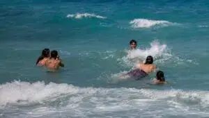 Playas de Miami con bandera de advertencia por altos niveles de bacterias y recomendaciones de salud pública en Florida.Playas de Miami con bandera de advertencia por altos niveles de bacterias y recomendaciones de salud pública en Florida.