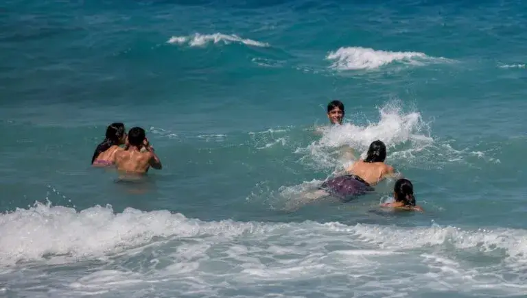 Playas de Miami con bandera de advertencia por altos niveles de bacterias y recomendaciones de salud pública en Florida.Playas de Miami con bandera de advertencia por altos niveles de bacterias y recomendaciones de salud pública en Florida.