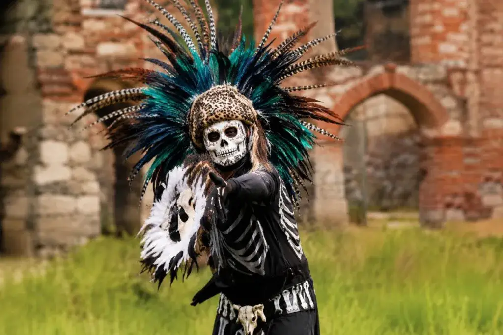 Jóvenes con vestimenta tradicional recrean el Trend Mexa para mostrar la cultura de Tlaxcala.