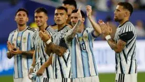 Agentes del FBI y una imagen relacionada con la Asociación del Futbol Argentino en el contexto de una investigación financiera.