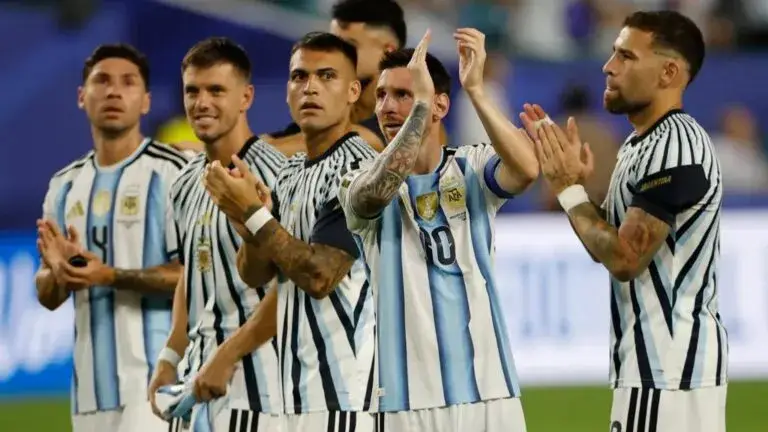 Agentes del FBI y una imagen relacionada con la Asociación del Futbol Argentino en el contexto de una investigación financiera.