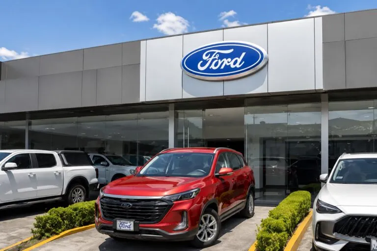 Ford autos México destacan por su calidad en una planta automotriz con procesos de manufactura avanzada.