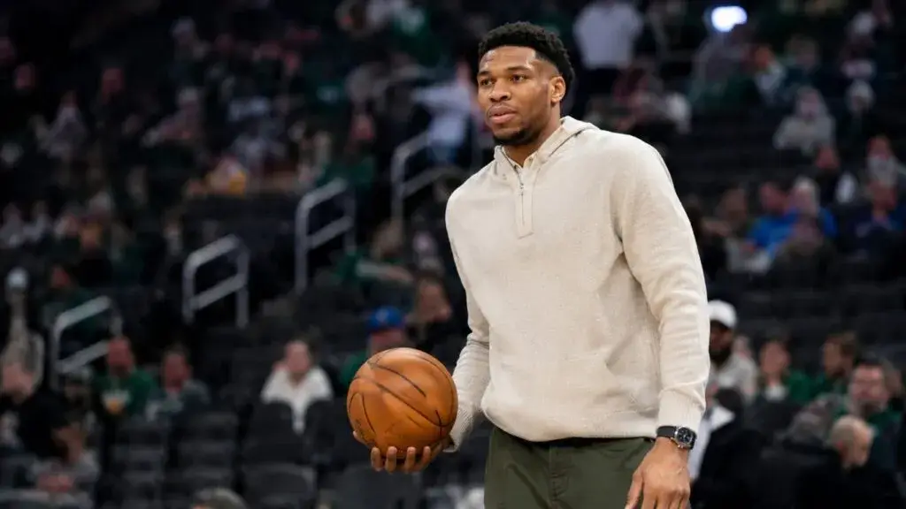 Giannis Antetokounmpo presentado oficialmente con Miami Heat para competir por el título de la NBA.