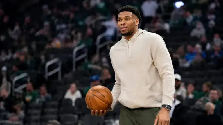 Giannis Antetokounmpo presentado oficialmente con Miami Heat para competir por el título de la NBA.