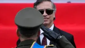 Gustavo Petro acusó a Abelardo de la Espriella de responder al gobierno de Estados Unidos en medio de la transición presidencial en Colombia.