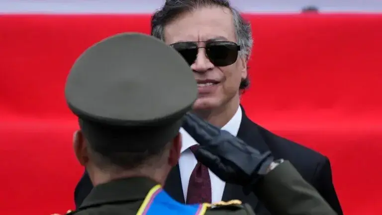 Gustavo Petro acusó a Abelardo de la Espriella de responder al gobierno de Estados Unidos en medio de la transición presidencial en Colombia.