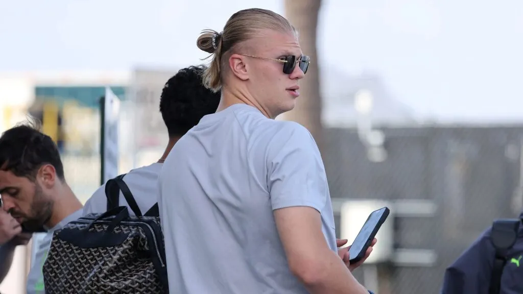 Erling Haaland saluda a aficionados noruegos antes del partido contra Inglaterra en el Mundial 2026.