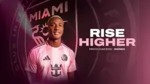 Fricio Caicedo posa como nuevo jugador de Inter Miami junto al escudo del club.