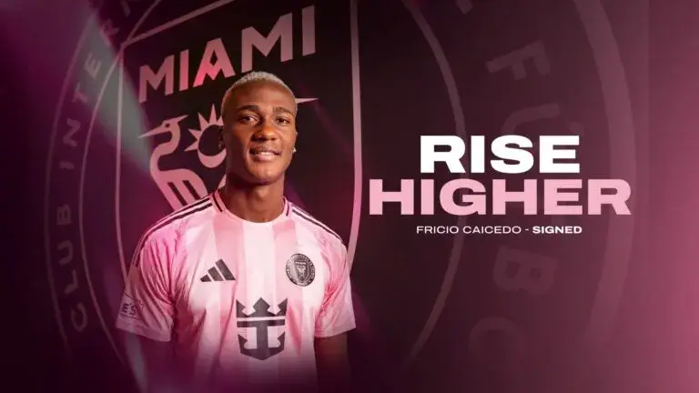 Fricio Caicedo posa como nuevo jugador de Inter Miami junto al escudo del club.