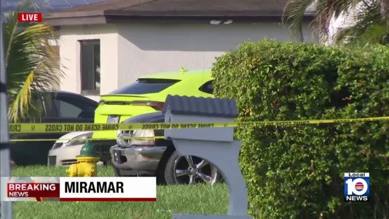 Patrullas de la Policía de Miramar resguardan la escena de un tiroteo.