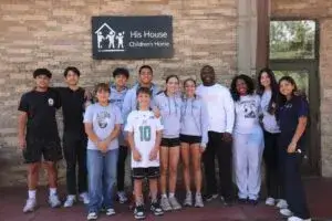 Mentoría para jóvenes en Florida conecta adolescentes de hogares de acogida con mentores y experiencias profesionales.