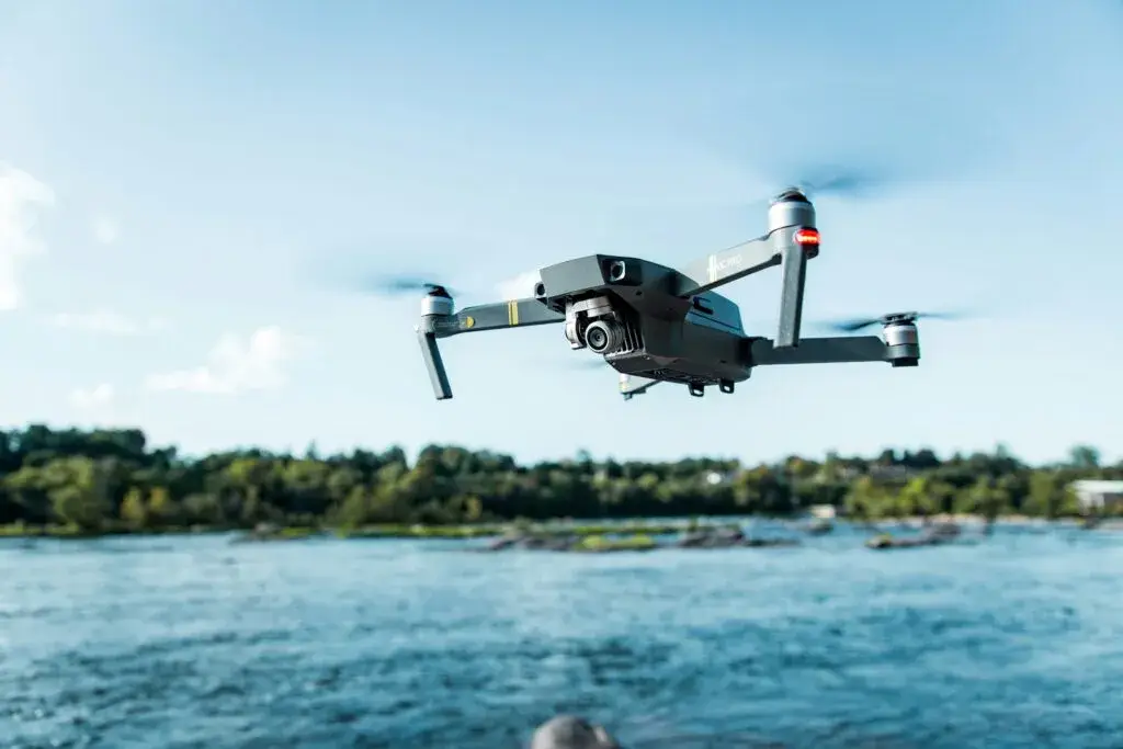 Drones en Florida ayudan en rescates acuáticos con flotadores para responder en menos de un minuto en playas del sur del estado.