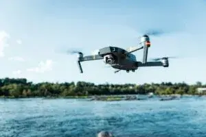 Drones en Florida ayudan en rescates acuáticos con flotadores para responder en menos de un minuto en playas del sur del estado.