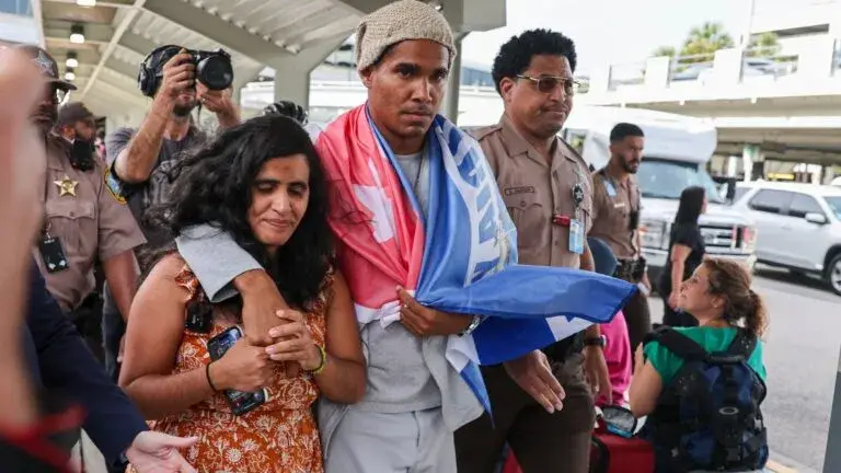 Luis Manuel Otero llega a Miami tras salir de prisión y denunciar un exilio forzado desde Cuba.