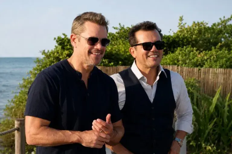 Matt Damon y John Leguizamo durante entrevista en Miami donde expresaron su apoyo a Venezuela mientras promocionaban La Odisea.
