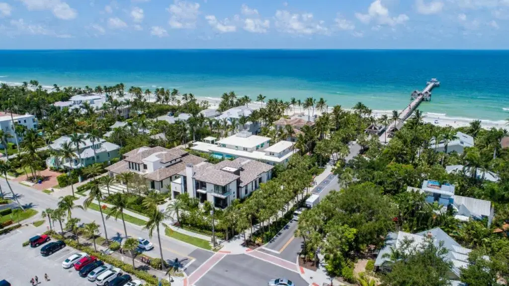 Crecimiento del mercado inmobiliario en la costa oeste de Florida por la llegada de compradores desde California.