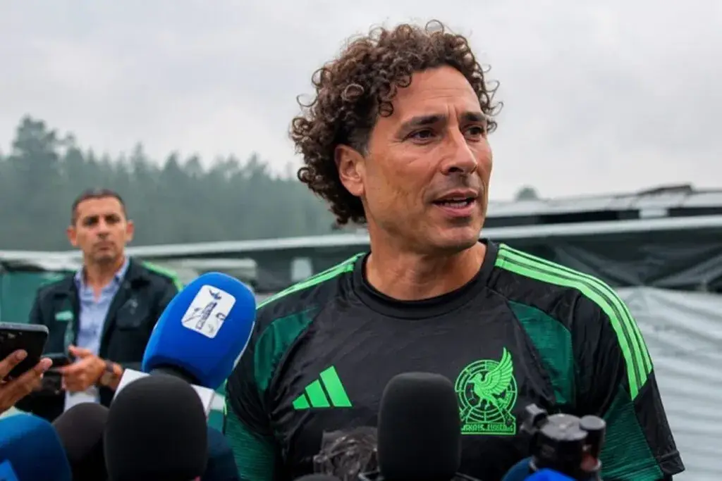 Selección Mexicana durante el Mundial 2026 antes del partido frente a Inglaterra en un estadio lleno de aficionados.